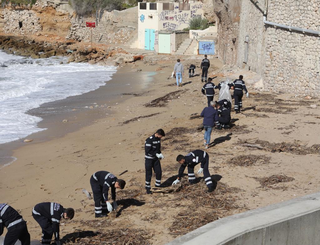 MarinsPompiers's tweet photo. [ #INTEMPERIES⚓ ]
Les #marinspompiers sont toujours mobilisés sur les pollutions post intempéries. Cet après-midi les #JMP participent à l'élan de solidarité en nettoyant les plages de @marseille https://t.co/NNpo5nxpQf