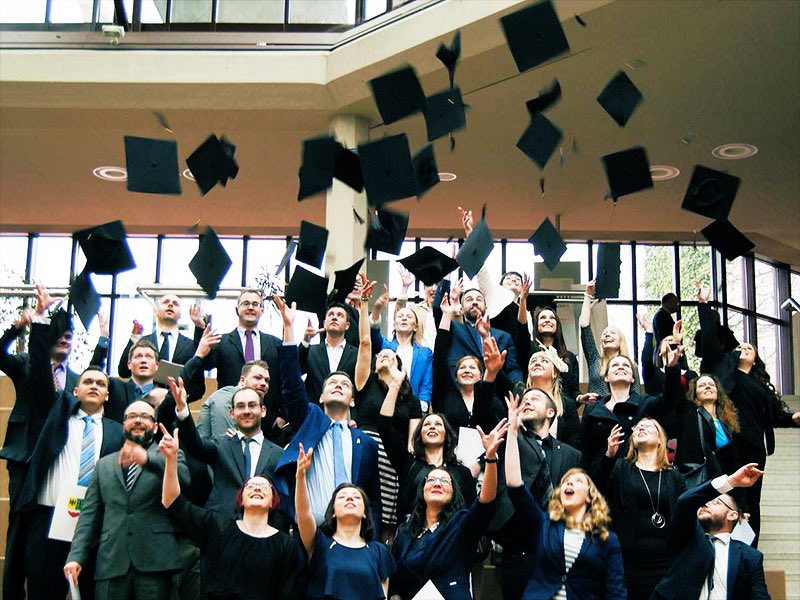 PIZ_Personal's tweet photo. An der #HSBund hat der letzte Diplomstudiengang das #Studium abgeschlossen. Ab 2022 schließen Studierende mit dem akademischen Grad #BachelorOfLaws ab.
Mehr Infos: https://t.co/0m4Vp8egw7
#ZivileKarriereBeiDerBundeswehr
#ErfolgreichStudieren
@bundeswehrInfo https://t.co/oVq6rSFVHr