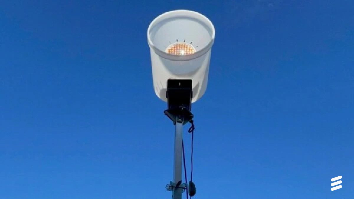 EricssonNA's tweet photo. Wireless RAN sites are now a reality — No on-site generation + power grid necessary! 🔌

Using @PowerLightTech's laser beam technology, we demonstrated the first wireless #5G radio base station. Learn more about the collaborative achievement ⤵️https://t.co/XPdZhshczV https://t.co/PpffbT9jne