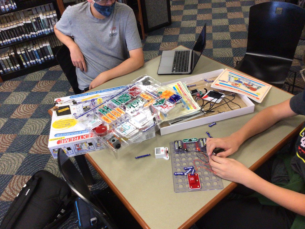 StaleyLMC's tweet photo. It’s #makerspace day in the library!
What will our #falconscreate today?
#nkclibraries #nkclibmake #falconsmake #whatwedo #gkcasl https://t.co/OP7wmMwtFW