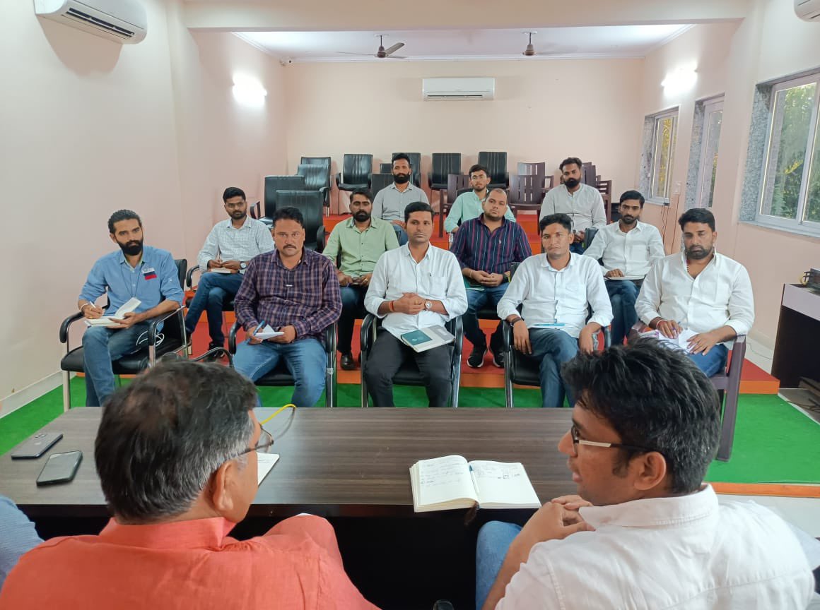 HimanshuSBJYM's tweet photo. आज प्रदेश कार्यालय में #ReetExam2021 में हुई धांधली के विरोध में प्रदर्शन हेतु युवा मोर्चा के प्रमुख कार्यकर्ताओं की बैठक हुई। आदरणीय @DrSatishPoonia जी का मार्गदर्शन भी प्राप्त हुआ। युवा मोर्चा आगामी 11 अक्टूबर को जिला मुख्यालयों पर #REET2021 में हुई धांधली का विरोध करेगा। https://t.co/AkrNh6PgVN