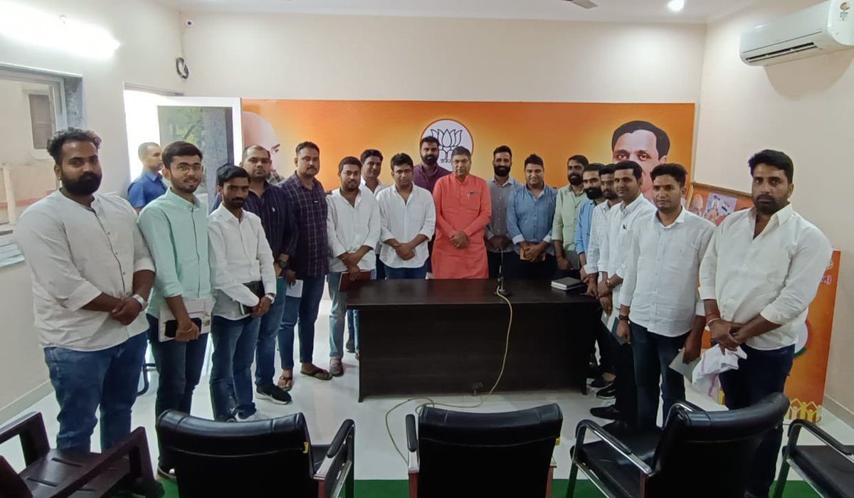 HimanshuSBJYM's tweet photo. आज प्रदेश कार्यालय में #ReetExam2021 में हुई धांधली के विरोध में प्रदर्शन हेतु युवा मोर्चा के प्रमुख कार्यकर्ताओं की बैठक हुई। आदरणीय @DrSatishPoonia जी का मार्गदर्शन भी प्राप्त हुआ। युवा मोर्चा आगामी 11 अक्टूबर को जिला मुख्यालयों पर #REET2021 में हुई धांधली का विरोध करेगा। https://t.co/AkrNh6PgVN