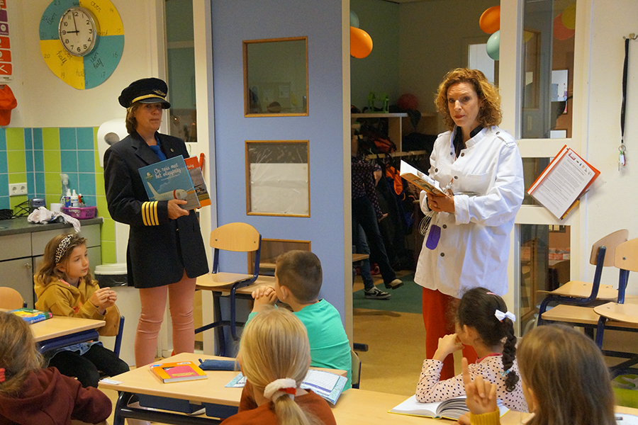 De Kinderboekenweek is vandaag van start gegaan. Ook bij ons op school! Het thema dit jaar: Worden wat je wil. Verkleed als piloot en kok bezochten juf Esther en juf Daniëlle iedere klas om de Kinderboekenweek te openen. 
We wensen iedereen veel (voor)leesplezier toe!