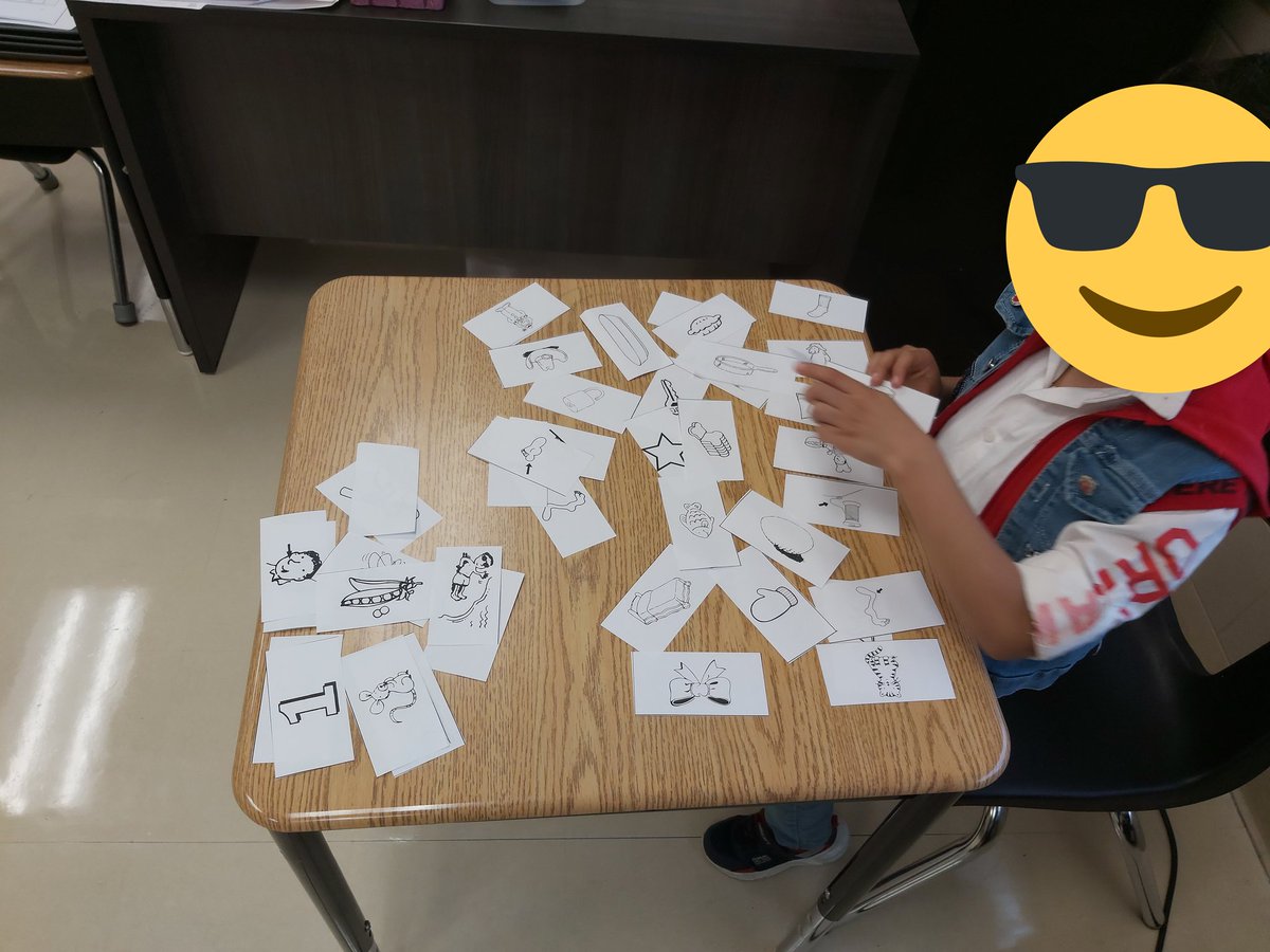 Msloncke's tweet photo. Matching rhyming words to practice their phonological awareness skills. Multisensory work is helpful for motivation in learning. #scienceofreading @BegleyBroncos1 https://t.co/IOGbstld7D