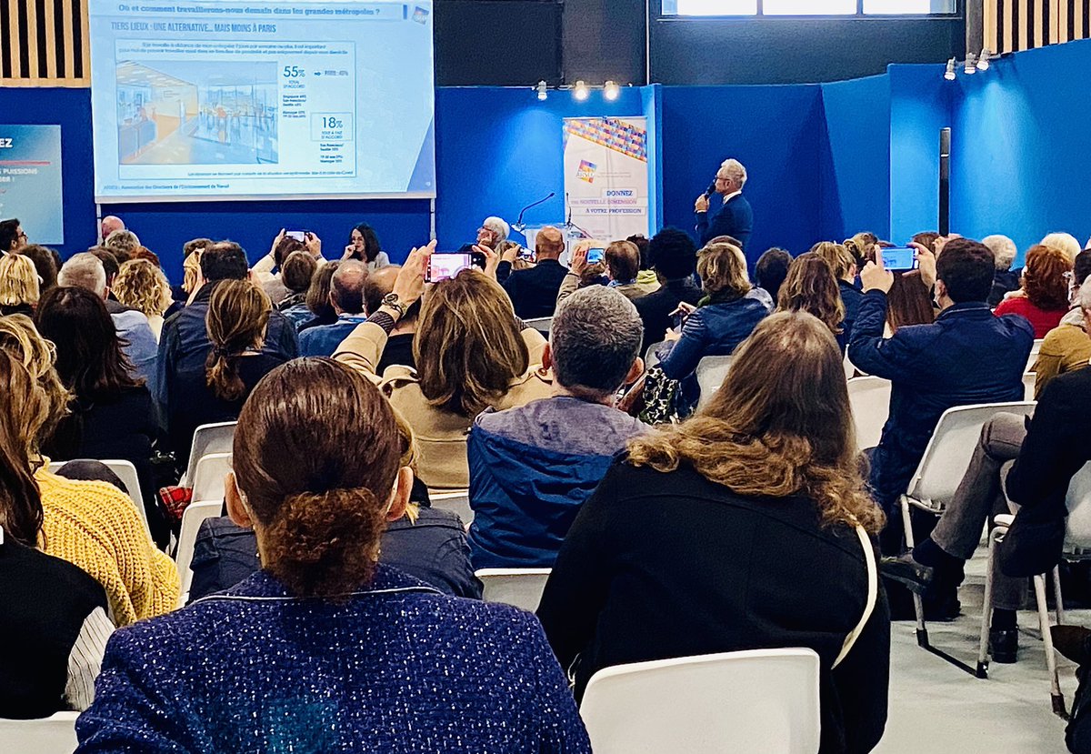 Salle pleine pour la conférence @ARSEG_asso. On parle des perspectives du mode de travail de demain et on prend en photo les slides de l’enquête d’<a href="/Actineo_fr/">Actineo</a> 😊🗂

#SAET2021 #SETA2021