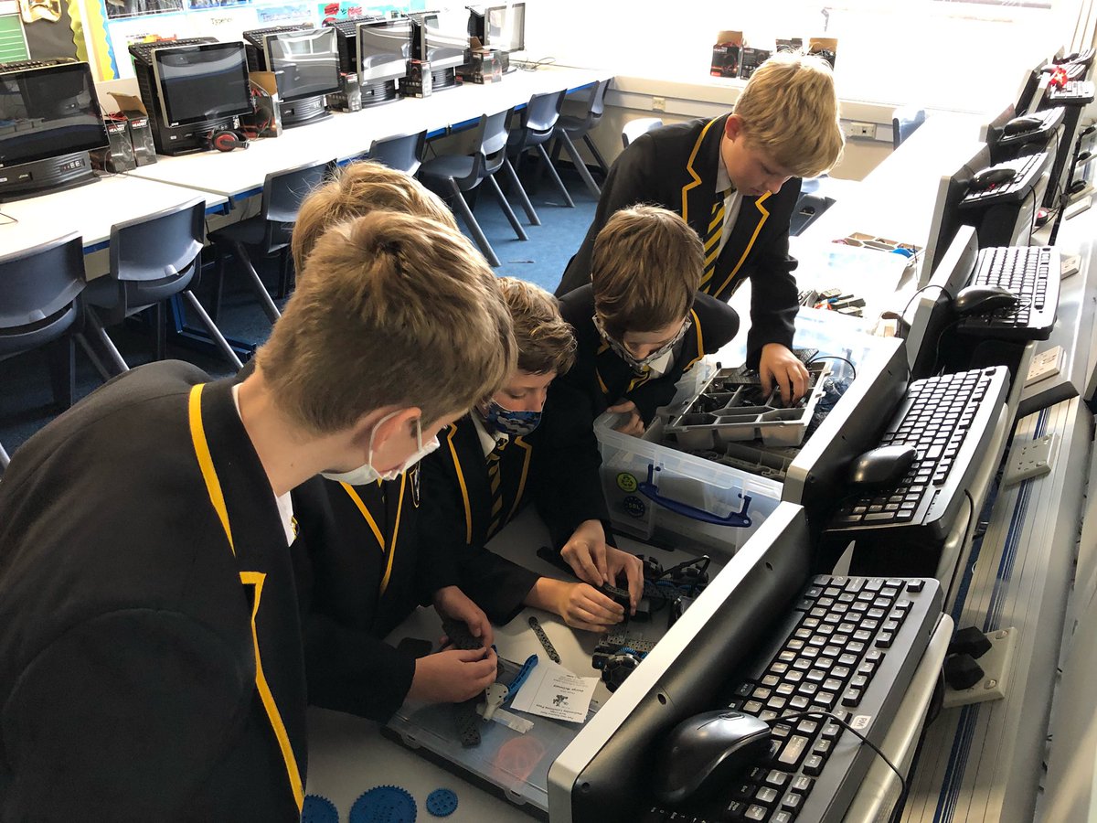 ParkViewCLS's tweet photo. 🤖 We are impressed with the enthusiasm &amp; skill of the new Yr 7 &amp; 8 Vex IQ Robotics teams. They are beginning to build robots ready for a regional competition called “Pitching In”.

🗓⏱ Join us on a Wednesday lunchtime in Room 11. 

#Robotics #VexIQ #NorthLodge #ExtraCurricular https://t.co/EgJ1L76vxB