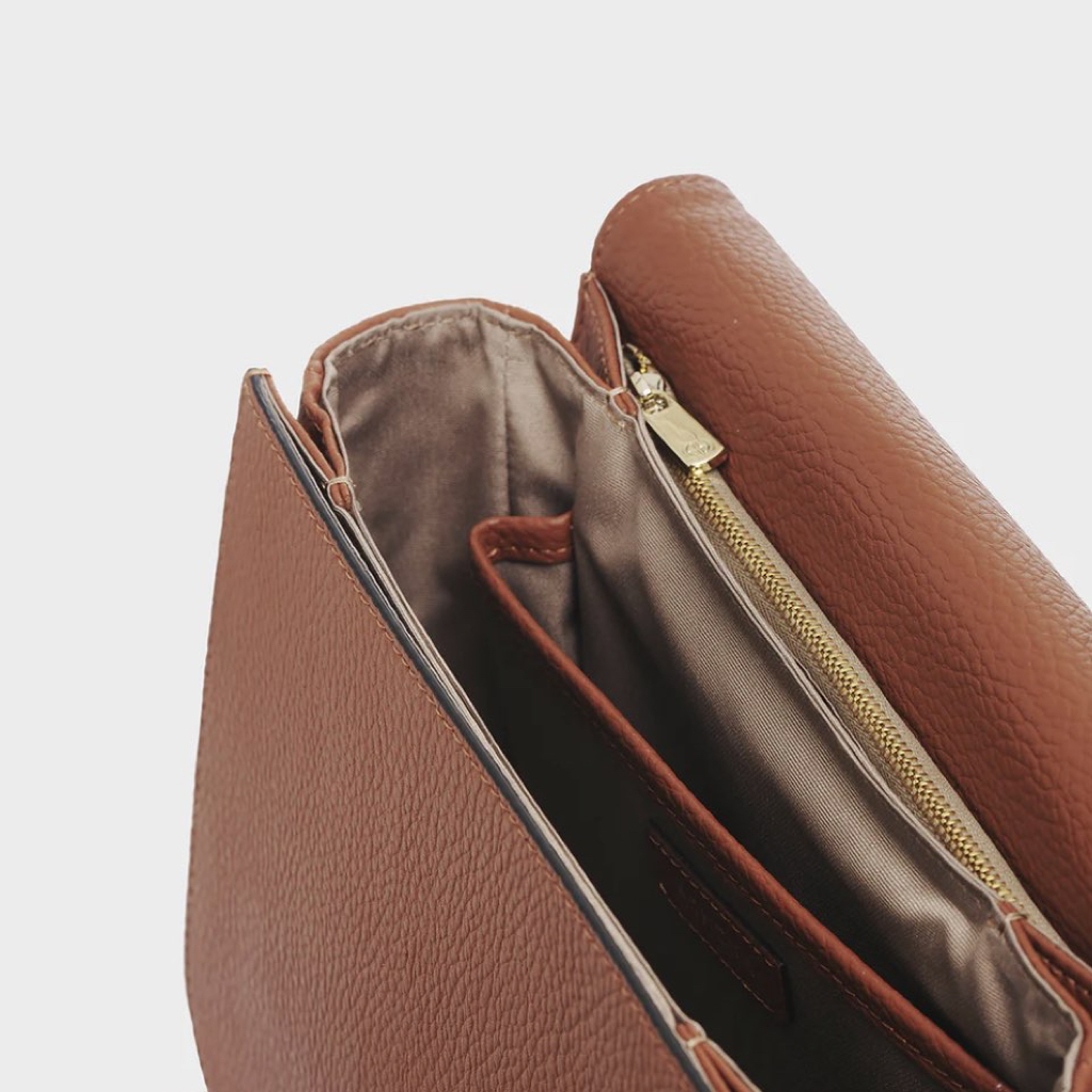 It’s officially leather season 👢👜

Bags, boots, jackets - it’s time to pull our trusty leather pieces back out as the temperature declines. 

How to care for your leather items and make them last for years? Now live, on the blog! 

blancliving.co/blogs/news/how…