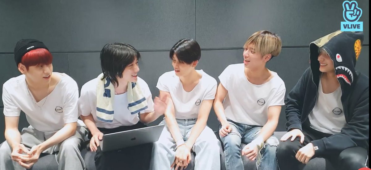 ¡Mini resumen con todo lo que pasó en el VLIVE OT5 de hoy!

<a href="/TXT_members/">TOMORROW X TOGETHER</a> <a href="/TXT_bighit/">TXT OFFICIAL</a> 
#TOMORROW_X_TOGETHER