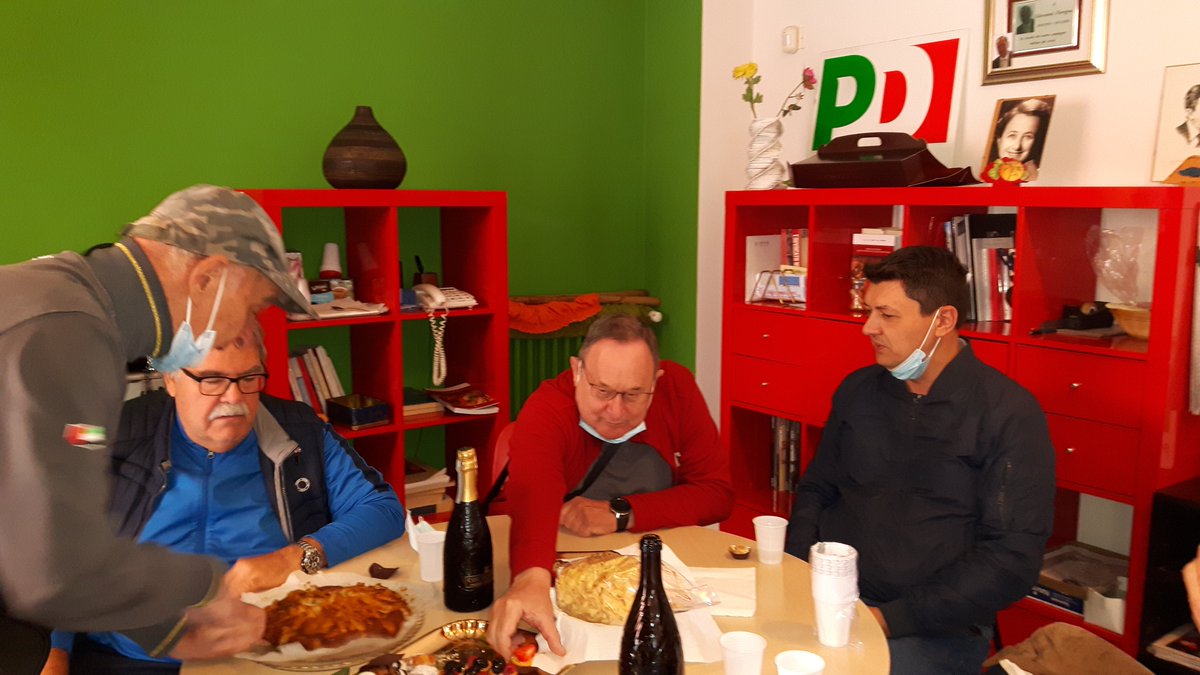 dianacomari's tweet photo. Questa mattina al #CircoloPD di #Niguarda un primo brindisi per la bella vittoria elettorale a #Milano e in #Municipio9 e per festeggiare Giorgio Bettoli, eletto in Consiglio di Municipio. https://t.co/SfQka5LMZb