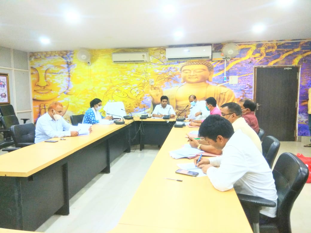 dcgodda's tweet photo. समाहरणालय सभागार में प्री मैट्रिक छात्रवृत्ति स्वीकृति समिति की बैठक की गई। उक्त बैठक में प्री मैट्रिक छात्रवृत्ति स्वीकृति समिति के द्वारा 40926 छात्र-छात्राओं को प्री मैट्रिक छात्रवृत्ति हेतु स्वीकृति प्रदान की गई। @HemantSorenJMM @JharkhandCMO https://t.co/s5I8ADVoIU