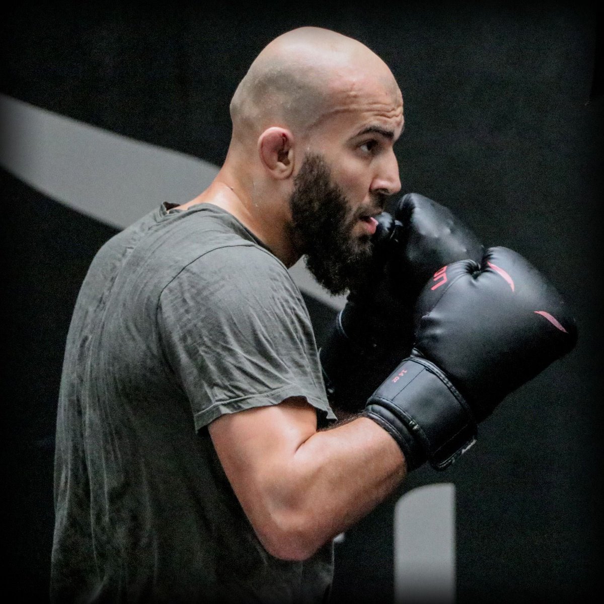 SarfatiBenjamin's tweet photo. 𝙇𝙀 𝘾𝙊𝙈𝘽𝘼𝙏 𝘼𝙋𝙋𝙍𝙊𝘾𝙃𝙀 🔥

Akhmed Salamov profite de ses derniers moments au @mmafactory_fr, pour retravailler les différents aspects du Game Plan avec @ChristianMPumbu. 🧠

➡️ Ce dimanche 10 octobre, il affrontera Mehdad Kevand, pour son deuxième combat au LFL. 🦾 https://t.co/vrjsOo4cQp