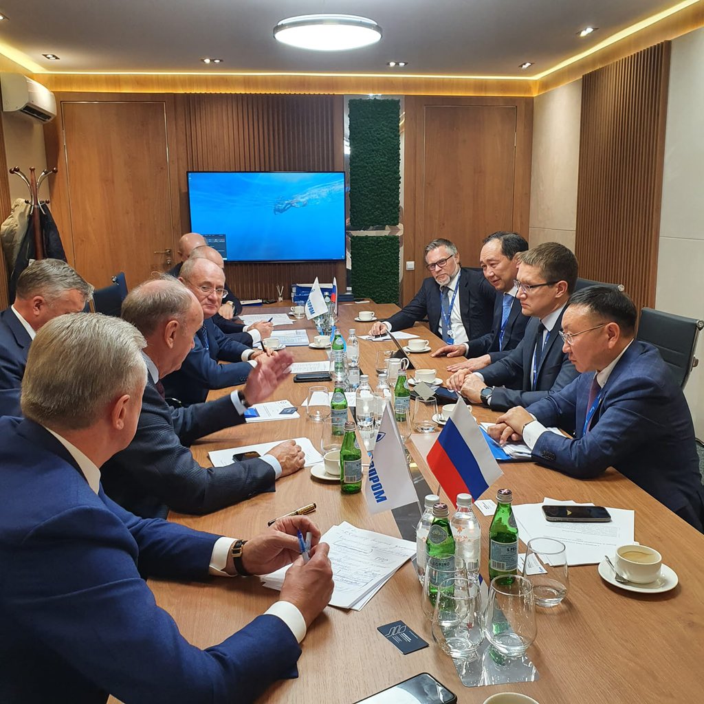 AisenNikolaev's tweet photo. Провели очень важные для газификации населенных пунктов Якутии переговоры с руководством Газпрома.  Результат- положительный! Подробности чуть позже. #ПМГФ #SPIGF #газовыйфорум https://t.co/UDgupWMp4h