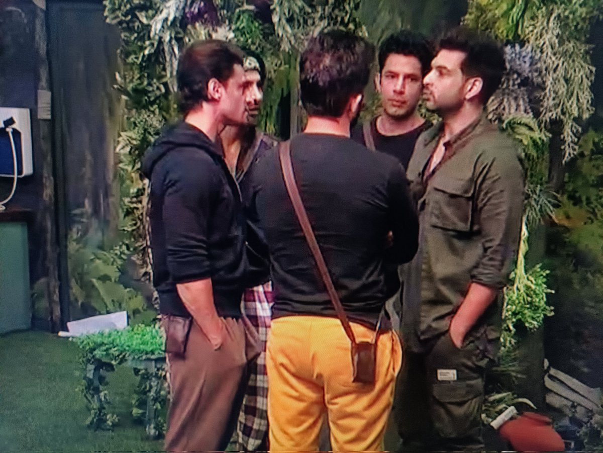 OyeeSoham's tweet photo. Planning Against Pratik Is Going Onn😂😂
Hence Proved Ek Akela Tum Sabpaai Bhaari Parahahai...
Jao Jitna Groupism Karna Hai Karo
Sher 🐅🐅Akelahi Faad Dega Tum Sabki... #PratikFam #PratikSehajpal #PratikaIsTheBoss #BiggBoss15 @BiggBoss @BeingSalmanKhan #1vsall https://t.co/H2fXl0W4ZJ