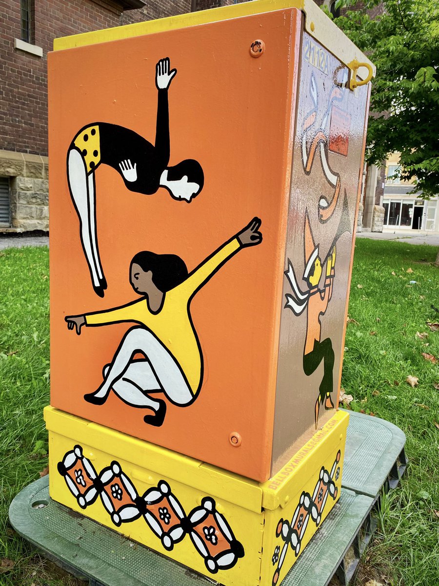TheLastLinda's tweet photo. This one by @andrea_manica_ is right next to the one above ⬆️. Together, they’re a wonderful bright spot on this residential street.
#BellBoxMurals #BellBoxMuralsProject @Bell #art #artwork #UrbanArt #DufferinGrove #Toronto https://t.co/ms4Zwr0XUs