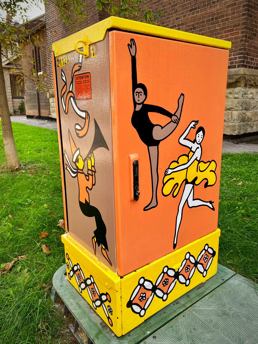 TheLastLinda's tweet photo. This one by @andrea_manica_ is right next to the one above ⬆️. Together, they’re a wonderful bright spot on this residential street.
#BellBoxMurals #BellBoxMuralsProject @Bell #art #artwork #UrbanArt #DufferinGrove #Toronto https://t.co/ms4Zwr0XUs