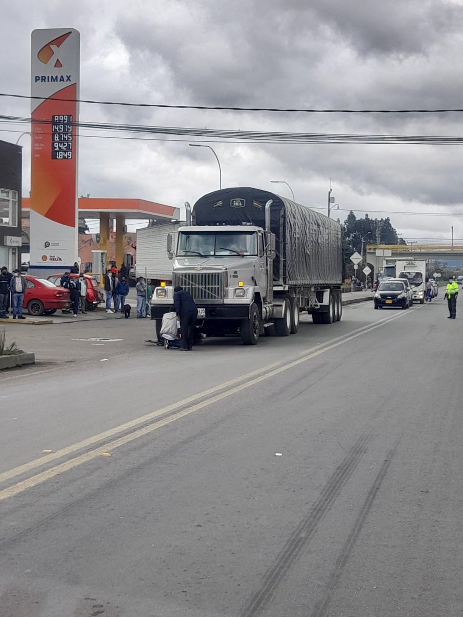 GuavioNoticias's tweet photo. Trágico accidente en #Briceño ciclista perdió la vida al ser atropellado por una tractomula. https://t.co/ZMHVDb2Ple