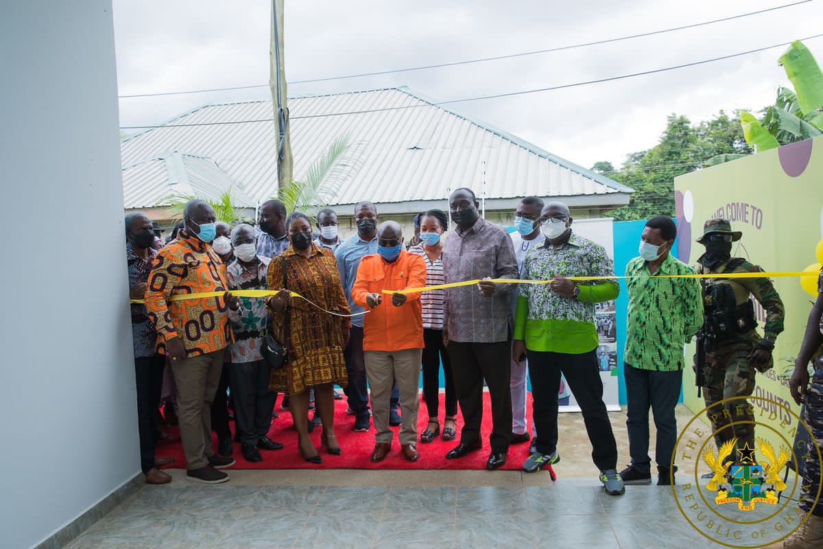OneDOneF's tweet photo. The President of the Republic, Nana Addo Dankwa Akufo-Addo, on Wednesday, 6th October 2021, commissioned ‘Shoe Fabriek Ltd.’, the GH¢6.2 million shoe manufacturing company operating under Government’s 1-District-1-Factory initiative. https://t.co/3ccz5Dv4Tm