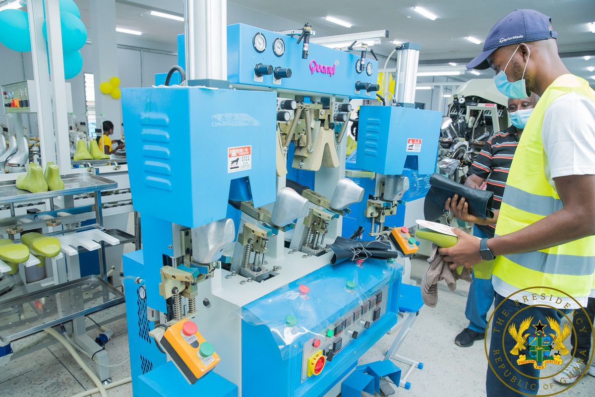 OneDOneF's tweet photo. The President of the Republic, Nana Addo Dankwa Akufo-Addo, on Wednesday, 6th October 2021, commissioned ‘Shoe Fabriek Ltd.’, the GH¢6.2 million shoe manufacturing company operating under Government’s 1-District-1-Factory initiative. https://t.co/3ccz5Dv4Tm