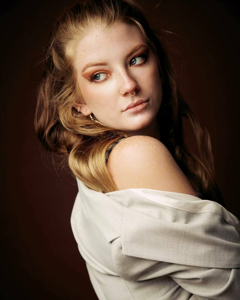 richstudio's tweet photo. Side eyeing fall break like👀👋🏼
•
•
#rsSENIOR #rsMODEL #RICHARDSON #rsLIFESTYLE #rsEPIC #BLOOMINGTON #rsEXPERIENCE
#senioryearmagazine #seniorstyleguide #portrait-page #portraithood #portraitfan
#seniormuse #modernseniormagazine #seniorinspire #thetw… https://t.co/dUOnd8ozyL https://t.co/sFQupzBd15