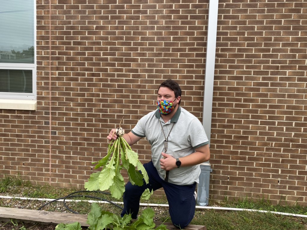 HMESOutdoorEd's tweet photo. Started the day harvesting turnips with third grade and even @RiveraHM3 got in on the fun! @HollinMeadowsES @HmesPartnership @PTAHMES https://t.co/UeyjYYQRWU