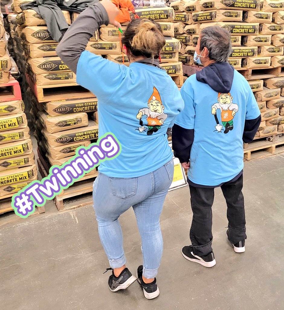SmithE6621's tweet image. 6621 Freight Team having some fun celebrating #CAM2021 Twin day was a success.#HDStrong @MikeHubbard5580 @BunthanHD6621 @Cesar93THD @sergioasm @RachelUlloa_ @MRSSAHD