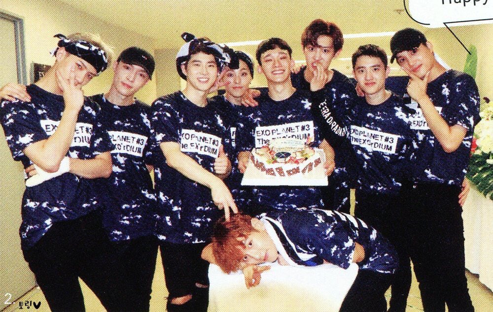 hourlyEXO's tweet photo. Are you tuning in right now?

#EXO_OnlineConcert https://t.co/7IDTxuP2DD