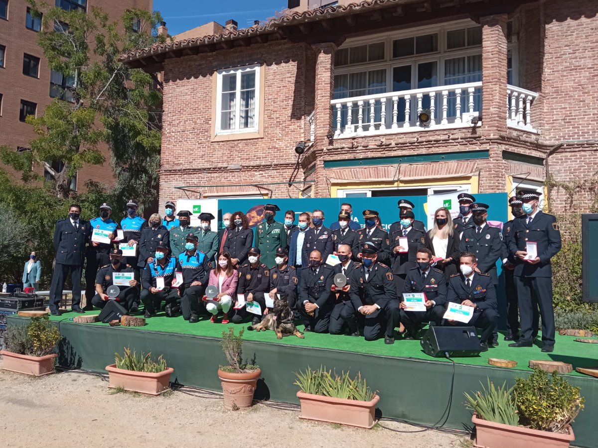 La Sargento Jefa del SEPRONA de la Guardia Civil de Navarra, Aránzazu Melgarejo Rivarés, recibe el premio a los servicios policiales por la protección animal 2021, en reconocimiento a sus numerosas intervenciones por la protección animal.

@Maria2Gamez
<a href="/REPAnimal/">REPA-Red para la Protección Animal</a>  <a href="/AnimalesGob/">D. G. Derechos Animales</a>