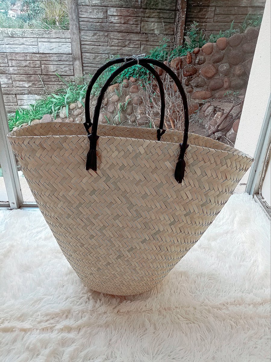 Ivenkile's tweet image. Amazing handwoven baskets available for purchase. I'm based in Durban and courier is available nationwide. Frame1+2:R220 each.. Frame3:R450.. Frame4:R160. Please contact me on 0815620638 to place your order