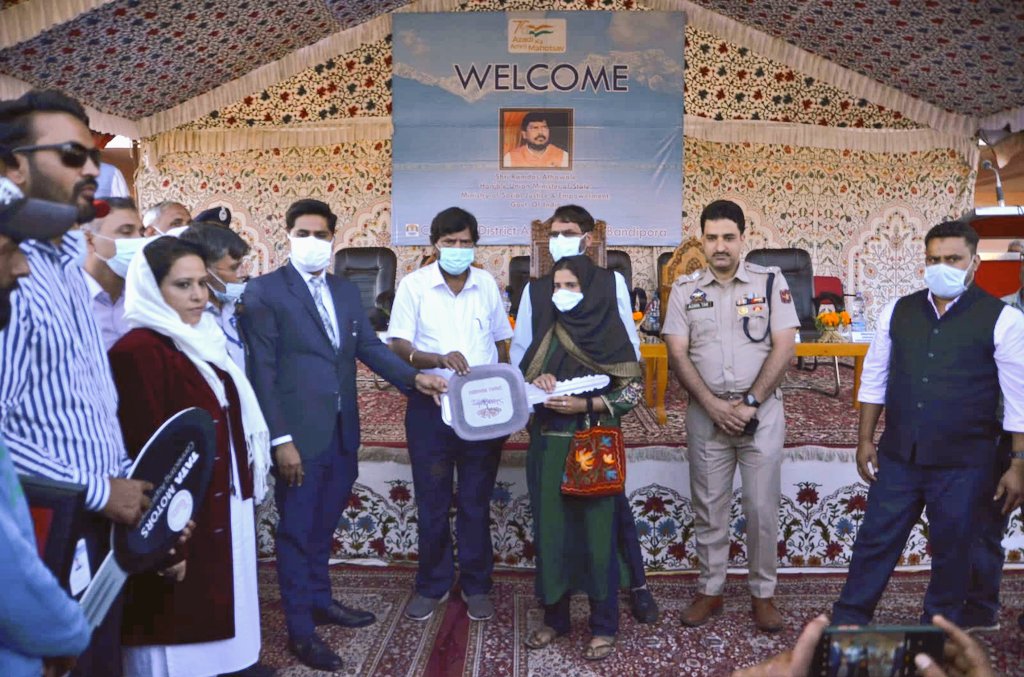 Employmentbpr11's tweet photo. Under Mumkin scheme @RamdasAthawale Hon'ble Minister of State (MoS) in the Ministry of Social Justice and Empowerment
Handedover keys to female benificery today in SK stadium bandipora.
@dcbandipora @owais_ias
@diprjk @listenshahid
@MissionYouth_JK
@BandiporaFirst https://t.co/IhaRZt9umI