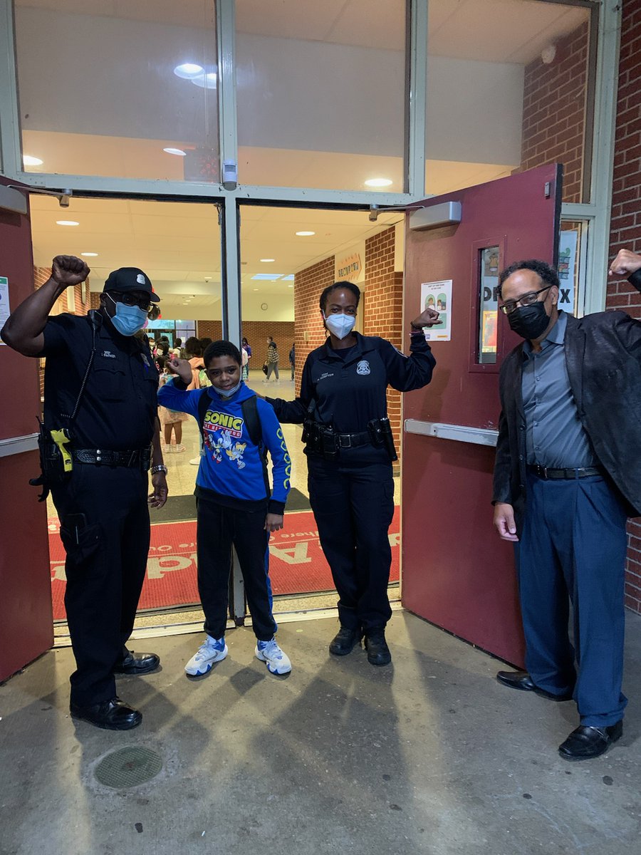 DPD10Pct's tweet image. 10th precinct NPOs greets the students at Hope Academy this Morning.  #countday.