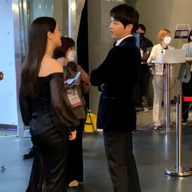 Yeobeen and Joongki were seen talking backstage @ BIFF! 😭🥺❤

#JeonYeoBeen #전여빈