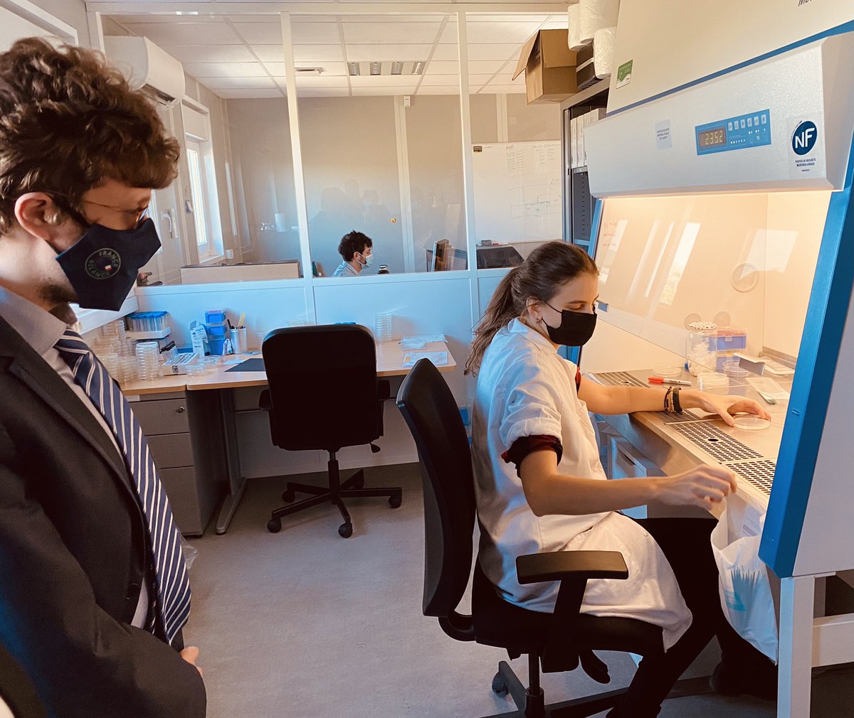 Prefet84's tweet photo. [France Relance] Visite cet après-midi du sous-préfet à la Relance de @Prefet84 de l’entreprise @BioIntrant à #Pertuis bénéficiaire du Plan de Relance pour un projet d’industrialisation de ses biosolutions pour l’#agriculture, en présence des élus et des partenaires du territoire https://t.co/N3mjKZwLYc