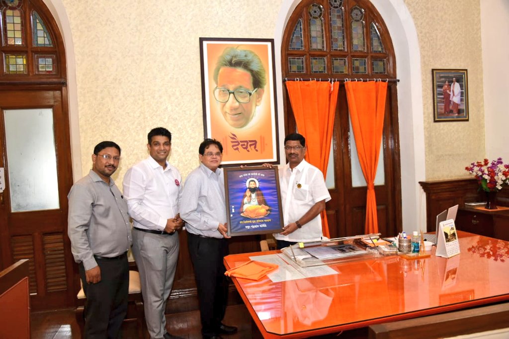 mayurkamble9's tweet photo. उद्दीष्टपूर्तीकडे वेगवान पाऊले!
#LIDCOM कार्यालयाची इमारत देवनारला उभारण्याकरिता प्रॉपर्टी कार्डवर नोंद आदी कार्यवाही संदर्भात मनपा सुधार समिती अध्यक्ष श्री. सदानंद परब यांनी त्यांच्या दालनात संयुक्त बैठक आयोजित करुन सर्वसमावेशक सविस्तर चर्चा केली. @OfficeofUT @AUThackeray
#म https://t.co/1uxAUJAdO1