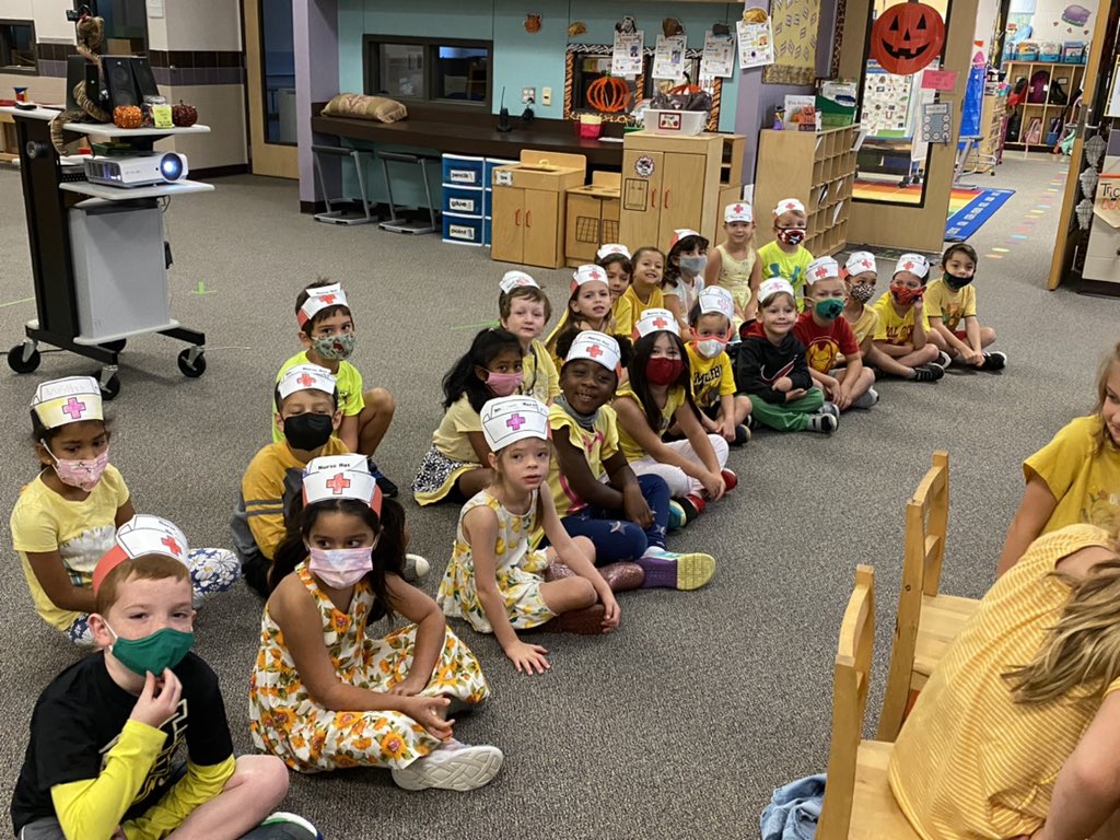 I loved teaching kindergarten about Nurses and how we serve the community 👩‍⚕️ 🏥💉💊⚕️🩺🚑😷 Thank you <a href="/MissAs_Safari/">Victoria A.</a> for inviting me to speak❤️ <a href="/RiverRidgeElem/">River Ridge Elem</a> <a href="/RRERoberts/">Shelley Roberts</a>
