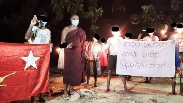 KyweKywe17's tweet photo. Peaceful night protest with three fingers, demanding for the overthrow of the dictatorship in Pyikyitakon, Mandalay.  LEGALIZATION OF NUG #WhatsHappeningInMyanmar #Oct6Coup https://t.co/kc53gcuLu1