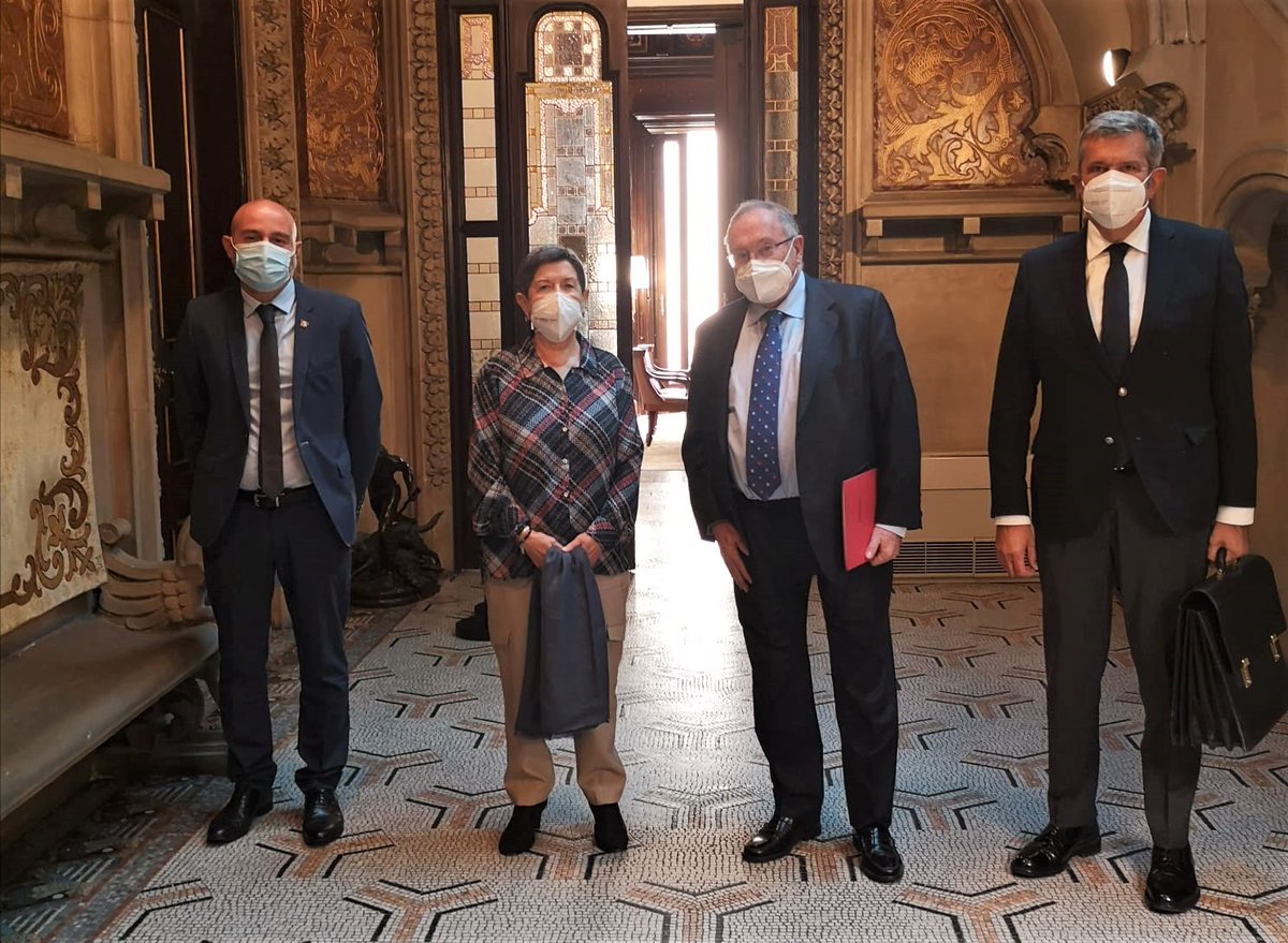 Reunión de la delegada del Gobierno en #Cataluña, <a href="/CunilleraTeresa/">Teresa Cunillera</a>, y el subdelegado en #Barcelona, <a href="/carlosprietogo/">Carlos Prieto Gómez</a>, con el presidente de <a href="/camarascomercio/">Cámara de España</a>, J.L. Bonet, y el director general de Fundación YNCIDE, J. Collado, para tratar la Cumbre 'Future of Tourism World Summit'