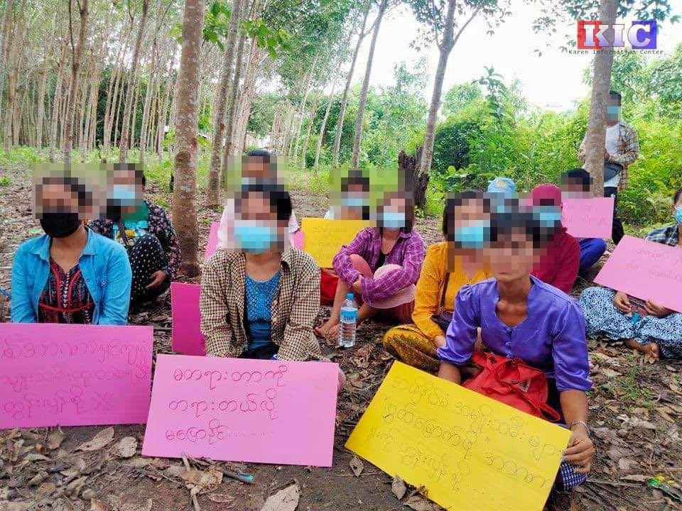 KyweKywe17's tweet photo. The Steel Rose Women's Alliance in WinRaw, Kyainseikgyi Township, Karen State, today by holding a joint protest to liberate the oppressed and the dictators. #WhatsHappeningInMyanmar  #WomensRights https://t.co/5tCBiwaPqv