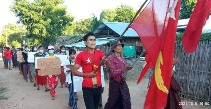 KyweKywe17's tweet photo. Evening protest in support of @NUGMyanmar government, rejecting the terrorist military was held in rural area of Salingyi Tsp today. LEGALIZATION OF NUG #WhatsHappeningInMyanmar  #Oct6Coup https://t.co/IRvd3pfyvw