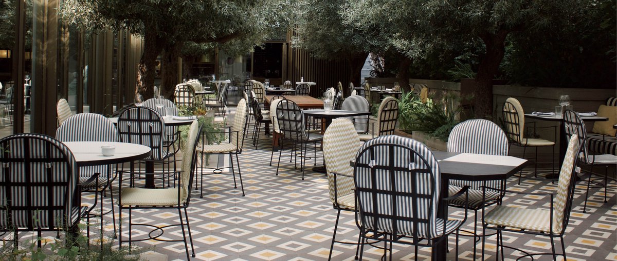 FustaiFerro's tweet photo. Nuestro Sillón Altea en la terraza del Hotel #SeventyBarcelona.
Un proyecto de #LuisBustamanteInteriors y #RosaRoselló capaz de transformar este espacio en un oasis de olivos en pleno centro de la Ciudad Condal.
#FustaiFerro #mueblesmetalicos #fabricadoenEspaña #mueblesdeforja https://t.co/dZuhIgJhaU