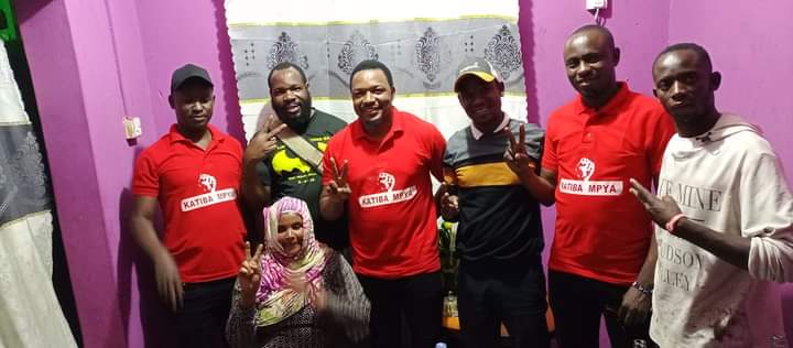 John_Pambalu's tweet photo. Jana siku ya Tarehe 05.10.2021 tulilazimika kupita wilayani CHATO kumsalimu kamanda Husna Said baada ya kusikia kuwa anasumbuliwa na mguu kwa muda mrefu. Makamanda songeni mbele, wacha niuguze mguu wangu, nikipona nitaungana nanyi katika mstari wa mapambano. https://t.co/Gapbf5twXT