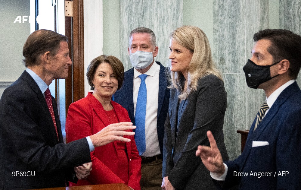 Des sénateurs américains ont promis d'agir contre le géant Facebook, encouragés par la lanceuse d'alerte Frances Haugen venue témoigner des dommages causés par son ancienne entreprise. Une mission quasi "impossible" pour les politiques <a href="/JulieJammot/">Julie Jammot</a> u.afp.com/Utz8 #AFP