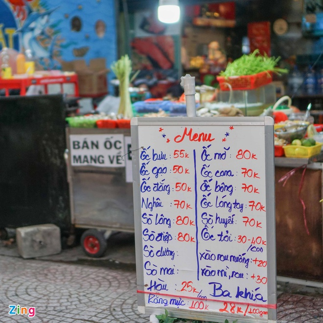 MarcusJunno's tweet photo. The section of Vinh Khanh street (District 4), less than 300 m, is home to more than a dozen large and small snail shops, selling all kinds of fresh seafood with diverse processing styles. This place is referred to by Ho Chi Minh City people and tourists as "snail street". https://t.co/QQami5gbfh