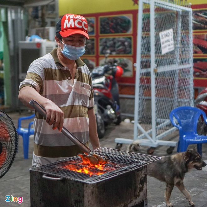 MarcusJunno's tweet photo. The section of Vinh Khanh street (District 4), less than 300 m, is home to more than a dozen large and small snail shops, selling all kinds of fresh seafood with diverse processing styles. This place is referred to by Ho Chi Minh City people and tourists as "snail street". https://t.co/QQami5gbfh