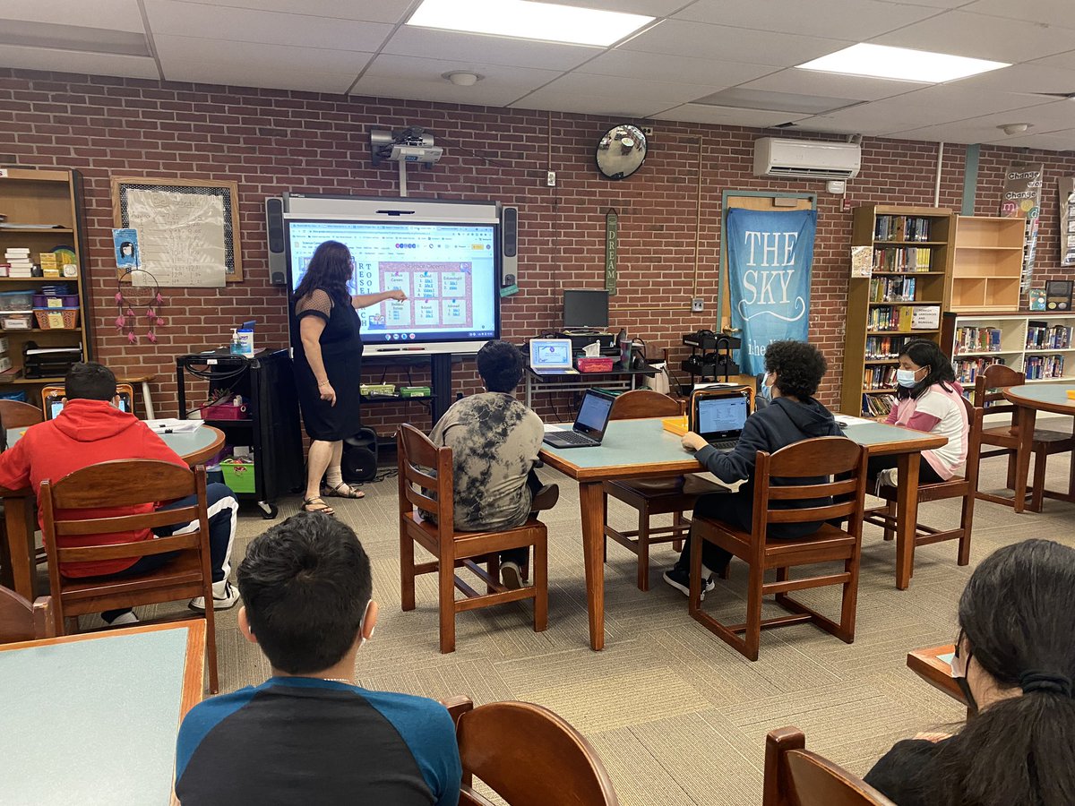BSMSLibrary's tweet image. Research is off and running! Mrs. Heller’s Ss are researching science careers! @BayShoreMSLrnrs @BayShoreSchools @ChrisKauter #dreamleadachieve