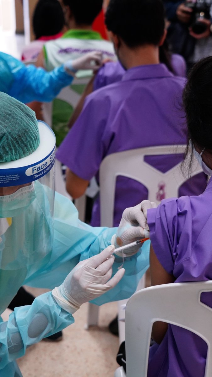 "กลัวครับ เห็นข่าวมาเป็นโรคกล้ามเนื้อหัวใจอักเสบ แต่ผมอยากปลอดภัย" ความรู้สึกของนักเรียนคนหนึ่งในวันแรกของการฉีดวัคซีนไฟเซอร์ในกลุ่มนักเรียนมัธยม

แม้บางคนยอมรับว่ากลัวผลข้างเคียง แต่ทุกคนพูดเป็นเสียงเดียวกันว่า "อยากกลับมาเรียน" #ไฟเซอร์นักเรียน

ดูคลิป: fb.watch/8trq_7jNRi/