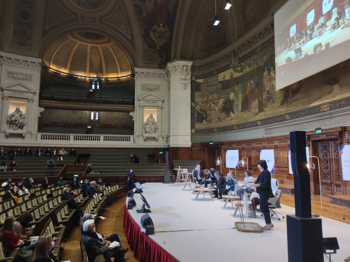 "Une entreprise doit innover en permanence et refléter toute la société et il faut que la diversité des  talents soit autour de la table et on ne peut se priver de la moitié de l humanité" <a href="/EmilieSidiqian/">Emilie Sidiqian</a> <a href="/SalesforceFR/">Salesforce France</a> #EtatsdelaFrance dernière table ronde sur la diversité !