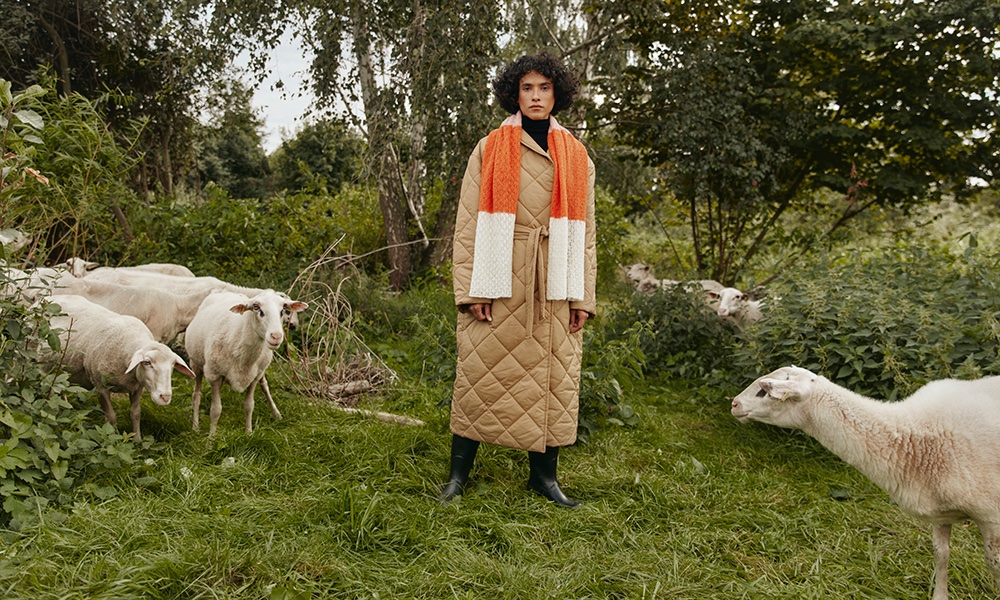 fashionpaper_ch's tweet photo. #DIY #Knitwear wird zum #Fashion-Statement 🧶
#Fashionpaper lesen: https://t.co/Ixnh3tK2a7
#Decke #Handarbeit #DIYKnitwear #Mode #Raglanpullover #diyfashion #Statement #garn #stricken #strickmode #strickliebe #strick #herbstoutfit #initiativehandarbeit https://t.co/GMRt0DPhXK