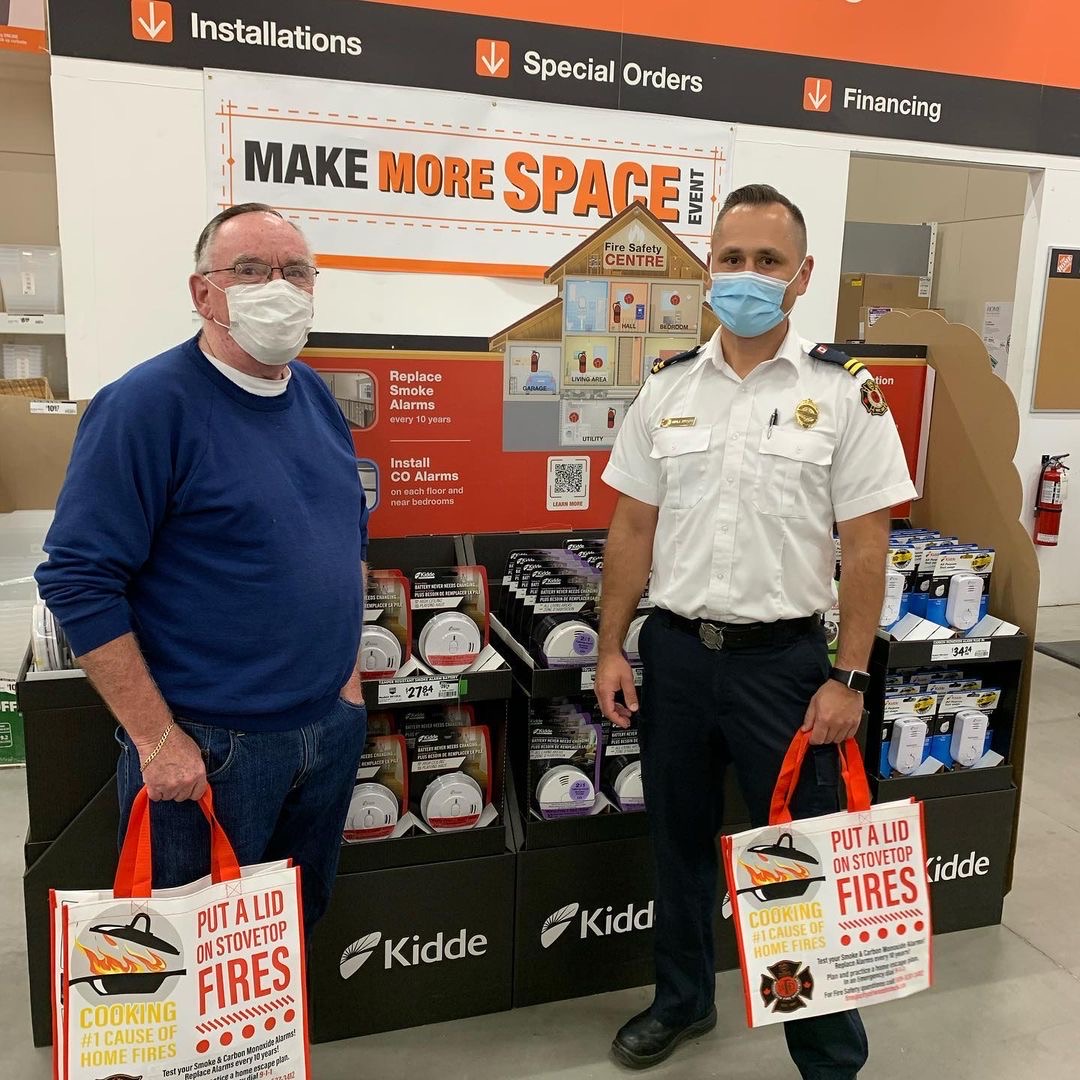 MARC_Group_Inc's tweet photo. Did you know that it's #firepreventionweek !?

The @WoodstockFireDe was out and about handing out their #turtletotebags to raise awareness yesterday!

#firerescue #fireprevention #woodstock #firedepartment #spotted #bagvertising #reusablebags #theMARCgroup https://t.co/DLWmQYBuGG