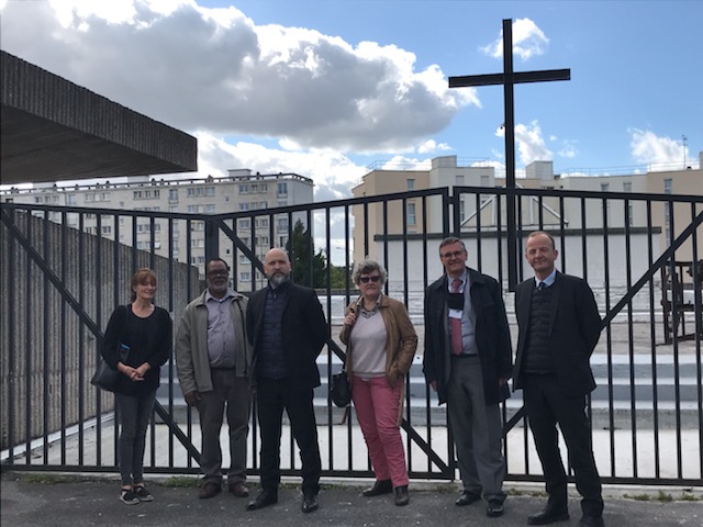 Prefet77's tweet photo. Le Préfet Christian Gravel, Secrétaire général du #CIPDR a visité, avec le Sous-préfet de Meaux et le prêtre de la paroisse, l'église Saint-Jean-Bosco de la @Villedemeaux, qui a bénéficié d'une subvention pour l'installation d'un système de #vidéoprotection. https://t.co/iiUR2dfc6C