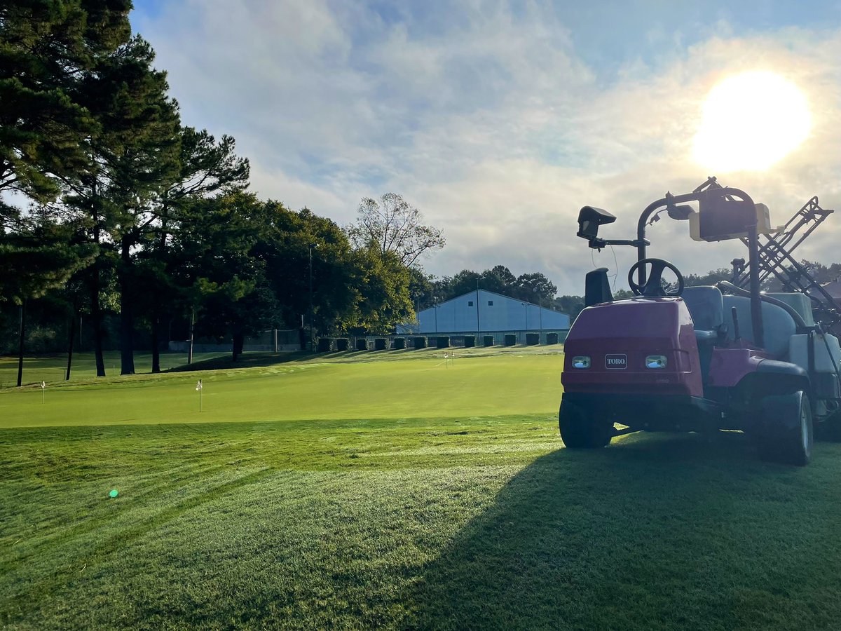 JacksonCC_GCM's tweet photo. Another 0.66” rain yesterday afternoon, @JCCGOLF1914. Double-cutting, rolling, &amp; spraying Greens this AM. Also cleaning/machine-raking Bunkers &amp; mowing Tees/Collars/Approaches. Cart Path Only. https://t.co/bNOMOOPQNn